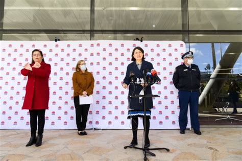 Toradh íomhá ar Press Conference with Sign Language Interpreter