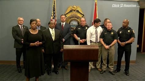 Toradh íomhá ar Press Conference with Sign Language Interpreter