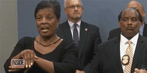 Toradh íomhá ar Press Conference with Sign Language Interpreter