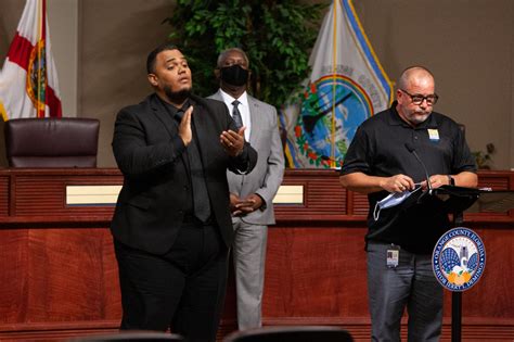 Toradh íomhá ar Press Conference with Sign Language Interpreter
