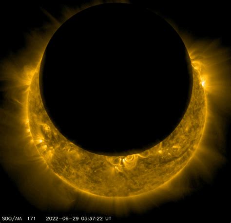 Solar Eclipse From Space NASA に対する画像結果