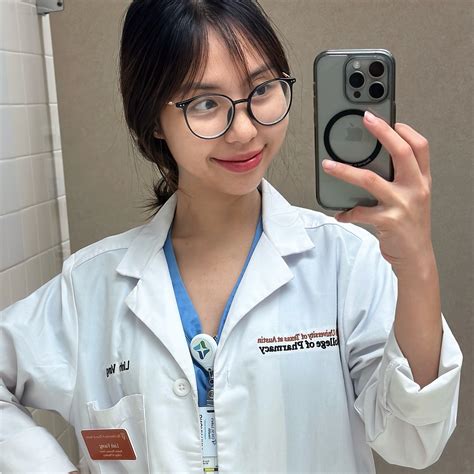 Toradh íomhá ar Structure of C Program with Black Background