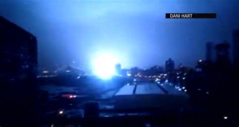 Toradh íomhá ar Electrical Transformer Exploding