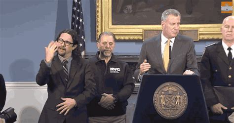 Toradh íomhá ar Press Conference with Sign Language Interpreter