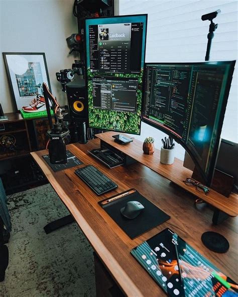 Afbeeldingsresultaten voor High-Tech Computer Setup with Coding