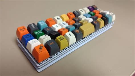 Afbeeldingsresultaten voor Colorful Computer Keyboard in Red Color