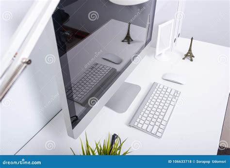 Top View of Computer Monitor に対する画像結果