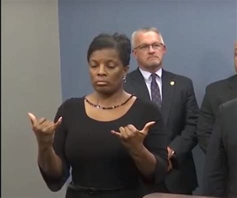 Toradh íomhá ar Press Conference with Sign Language Interpreter