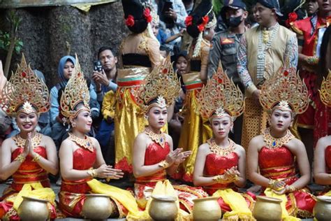 440+ Javanese Culture Photos Stock Photos, Pictures & Royalty-Free ...