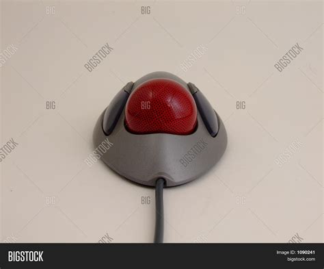 Toradh íomhá ar Computer Mouse with Red Ball