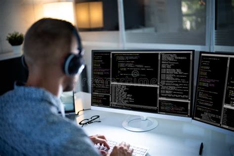 Toradh íomhá ar Programmer Writing Code