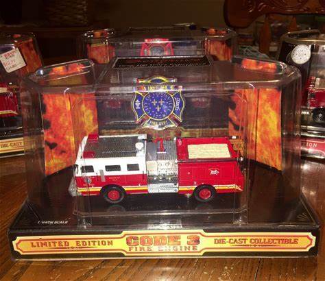 Code 3 Diecast 1/64 Louisville Fire Dept Co Truck Engine 2 Seagrave