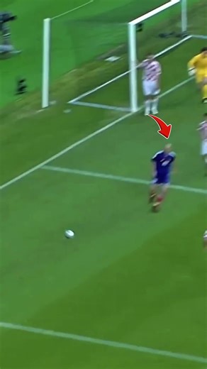 Voici pourquoi Zidane est le meilleur milieu de terrain que le monde ait connu. ​Il y a un corner pour la France. Thierry Henry est sur le ballon et va l'exécuter. ​Regardez la défense croate. Ils sont bien positionnés et forment deux lignes défensives, chacune composée de trois défenseurs, plus un autre qui couvre le premier poteau du gardien. ​Dans la surface, il y a quatre joueurs français, et chacun est marqué de près par un défenseur croate au moment du centre. ​Henry joue en retrait pour Z