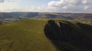#MondayMotivation Too hot? Stuck in the office? Whatever you're doing, take a moment out of your day to relax and unwind with views of #MamTor. 🥰 #Castleton #GreatRidge #EdaleValley #Mindfulness #PeakDistrictProud | Peak District National Park