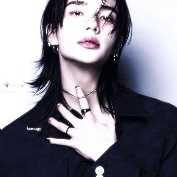 Stunning K-Pop Visuals: Jisoo, Hyunjin, and Stray Kids