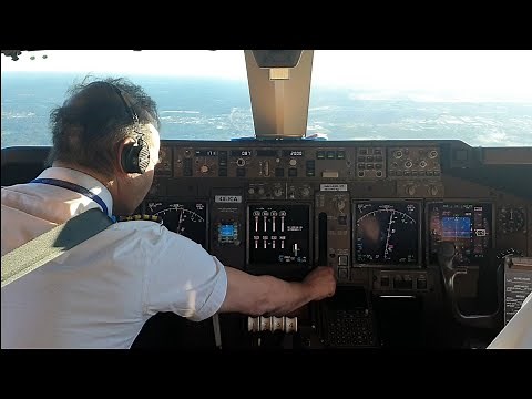 cockpit view. BOEING 747-400 LANDING HOUSTON AIRPORT.