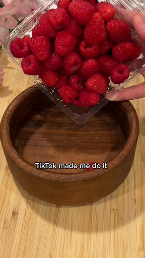 Inspired by @caffinatedkeshvi 😍 Delicious #chocolatecovered #chocolatecoveredraspberries #recipe #desert #frozenraspberries #fyp