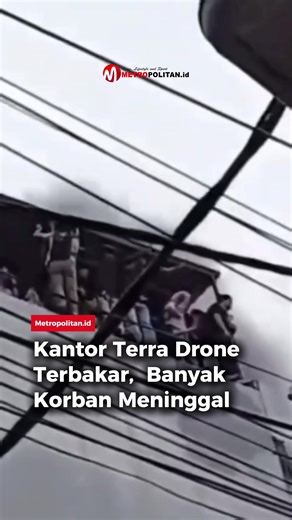 Api terlihat membumbung membakar gedung perkantoran yang berada di Jalan Letjen Suprapto, Kelurahan Cempaka Baru, Kemayoran, Jakarta Pusat (Jakpus). Ratusan personel pemadam kebakaran (damkar) dikerahkan ke lokasi. Informasinya, gedung yang terbakar adalah Terra Drone,” kata Petugas Command Center Dinas Penanggulangan Kebakaran dan Penyelamatan (Gulkarmat) Jakarta mengatakan, peristiwa terjadi 12.43 WIB. Data sementara, hingga pukul 15.30 jumlah korban jiwa mencapai 17 orang. Proses pemadaman ju