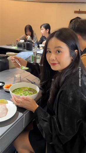 kuliner 1 menit on Instagram: ". ANAM PORK SOUP . 5X DITOLAK MAKAN DISINI, BARUJUNG RASANYA HAMBAR😅😅 . Nyamperin michelin star resto yg ada di Korea. Pork Soup yg dalemnya nasi campur barley, daging babinya pork belly dan iga babi rebus, ada aroma daun corriandernya gituu. Ngaldu bgt, tapi emg se hambar dan se light ituu! Buat yg biasanya makan berbumbu dan makan ini pasti kagett sihh🤣😆 Tapi jujurrr enak bgt, super comforting, bener2 cuman ngandelin kssegaran bahan baku!🥰 . 🏡 ANAM PORK SOU