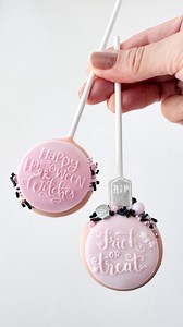 🎃 4 cake pop molds, endless Halloween possibilities! From spooky to sweet, our molds make creating festive treats easier than ever. Whether you’re making pumpkins, witch hats, or candy corns, these molds bring your Halloween visions to life. 👻🧡 ⚡️ P.S. Our disc mold is almost sold out—and once it’s gone, it may not restock for weeks. Don’t wait—order yours today and be ready for all your Halloween baking magic! ✨ 🛒 Shop now: www.MyLittleCakepopMolds.com 🚚 Free shipping on orders $100 Video