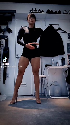 ポージング練習をしよう！ ポージング（posing）とは、英語で「ポーズをとる」「姿勢を決める」という意味です。また、問題や課題を提出するという意味もあります。 【ポージングの具体例】 モデルがカメラの前でポーズをとる場合 教師が生徒に問題を出す場合 ポートレート撮影で、被写体の姿勢や表情、手足の位置などを美しく見せるための形、動き 【ポージングのポイント】 ポートレート撮影では、胸とお尻のラインが強調され、身体のラインが曲線を描くのが美しい 後ろの腕がカメラから見えないくらい斜めを向くと綺麗なラインになる 小顔に見える 体重は、後ろの脚に９割、前のvに1割、の割合で乗せる 立ち姿勢での注意点としては、顎を軽く引き、肩は力を抜き下に落とす 猫背にならないよう背骨から頭のてっぺんまで糸で引っ張られているイメージをすると自然と姿勢がよくなる 下半身は腹筋とお尻に軽く力を入れてあげると上半身の力みが減るのでおすすめ #ポージング #ポージングセミナー #ポージングレッスン #ポージング練習 #ポージング指導 #ポージング講師 #ポージングセンス #ポージング練習中