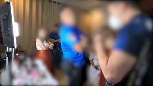 Babala: Maselan ang video ITIGIL ANG KASAL! Ganito ang eksena sa police operation na ito matapos matiktikan ang isang soon-to-be married na bride sa araw mismo ng kanyang kasal! Ang bride, sangkot umano sa pagbebenta ng mga sasakyan, mga lupa, at bahay na peke pala ang mga dokumento at titulo na nasa milyon-milyong piso ang halaga! May happily ever after kaya ang kasong ito? Abangan ang buong kuwento sa #Resibo! #Resibo: ISANG SOON-TO-BE MARRIED NA BRIDE, SANGKOT UMANO SA PAGBEBENTA NG MGA SASAK