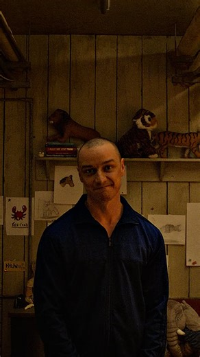 The Film Zone on Instagram: "James McAvoy in Split (2016) 👌 The actor created a distinct posture, speech rhythm, and facial expression for each personality, often switching between them without cuts. To bring greater authenticity, he researched Dissociative Identity Disorder (DID), watching documentaries and interviews with real patients. What did you think of his performance in this film?"