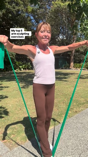 Certified Nutritionist and Fitness Coach on Instagram: "Here’s the list👇 My top 5 arm-sculpting exercises that actually work: Use dumbbells or bands. Keep reps at 12–15, 4 sets each. I stay light, 5–20 lbs or use bands, depending on the move. 1️⃣ Tricep kickbacks 2️⃣ Lateral raises 3️⃣ One-arm rows 4️⃣ Overhead shoulder press 5️⃣ Concentration curls Here’s the truth: it’s not about going heavier, it’s about showing up and doing it the right way, over and over again. Want my complete arm sculpti