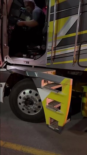 🚛 Freightliner Argosy: The Classic Cab-Over with a Modern Twist! 🚛