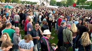 15 reactions | Afgelopen zondag was Save the Children op Parkpop. Foto's maken van blije mensen en tegelijkertijd iets doen voor kinderen wereldwijd. Dit weekend wordt t ook weer mooi weer, geniet er allemaal van! | Save the Children Nederland | Facebook