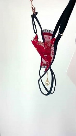 String ouvert et pendentif.