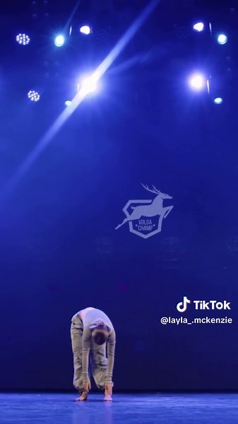 Mesmerizing Contemporary Dance Solo by Talented Performer