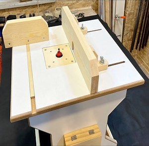 Router table DIY Hello everyone. In this video I made a simple and small milling table. I shared this video with the name Simple and small a router table / Router table diy / A simple and small milling machine. I used makita 3709 for the milling table. I used 1.8 cm thick matte white mdf in the construction of the bench. During the assembly stage, I often used fast adhesive and coolant spray. I shared the dimensions of this milling table at the end of the video. Thanks to this workbench, I will 