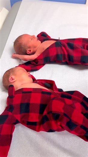 Amanda 𝕮𝖊𝖗𝖓𝖞 on Instagram: "Full time 🙋🏻‍♀️mommy duties 🥹❤️❤️"