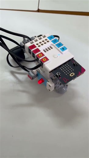 Construye un coche con luces de emergencias y sirena con Nezha programando con MakeCode