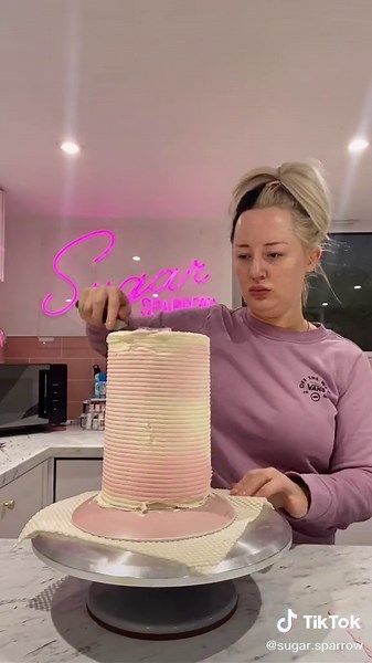 Alien-Themed Birthday Cake Tutorial