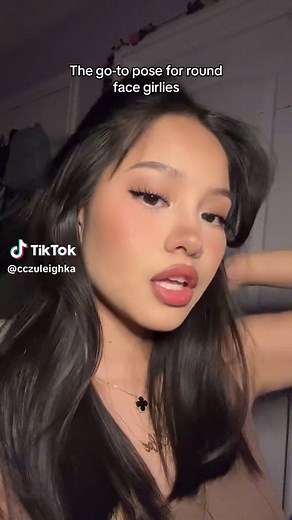 Flattering Side View Poses for Round Face Girls