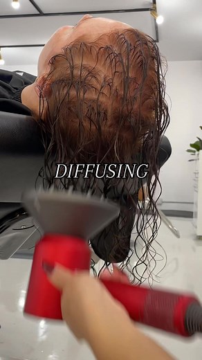 Diffusing Curly Hair Tutorial: Expert Tips for Frizz-Free Curls