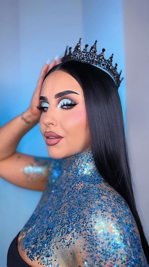 King Kylie 👑 @kyliejenner @tangleteezer hairbrush (always) @maybelline super lock brow glue & lifter stick @anastasiabeverlyhills brow pomade @morphebrushes_uk python code eyeshadow palette & brushes @garnieruk miscellar water @plouise_makeup_academy cosmetic paints @urbandecayuki 27/7 eyeliner pencil @nyxcosmetics_uk epic ink eyeliner pen @benefitcosmeticsuk porefessional foundation @hudabeauty easy bake powder @rimmellondon thrillseeker extreme mascara @primalash_lashes insane luxury lashes @