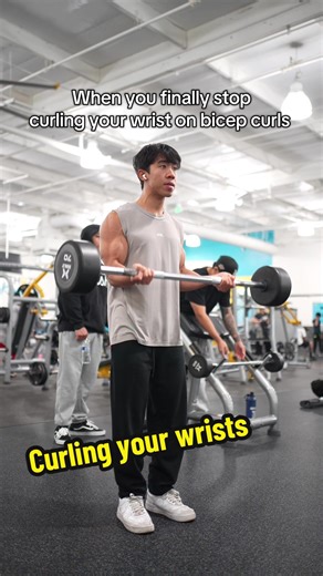 One of the biggest problems lifters make on bicep curls is curling your wrist on the concentric. Ideally, you want to keep your wrists in a neutral or extended position throughout the entire range of motion. #fyp #fitness #gym #bodybuilding