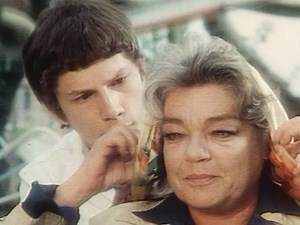 SIMONE, MADAME LE JUGE 💯 « Vous dînez toute seule ? Non j’attends quelqu’un. Qui ? Un assassin, pourquoi ? » Elle était comme ça Simone, à camper des rôles de femmes blessées par la vie. D’apparence dure et impassible, cette ex-avocate livre une réelle empathie dans son quotidien de juge qui questionne, interroge, et absorbe. Simone Signoret aurait eu 100 ans aujourd'hui. L’occasion de la découvrir à une autre étape de sa carrière, un peu grave et abîmée, dans cette série de 1976, signée Edouar