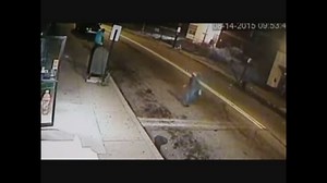 【衝撃映像】アメリカのコンビニで強盗と店員が刀で格闘ｗ