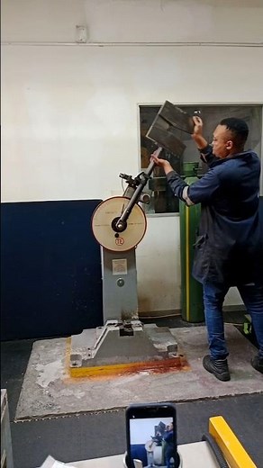 SWINGING AND DROPPING IMPACT MACHINE PENDULUM TO BREAK FLEXION TOUGHNESS STEEL BAR ON MOUTON CHARPY