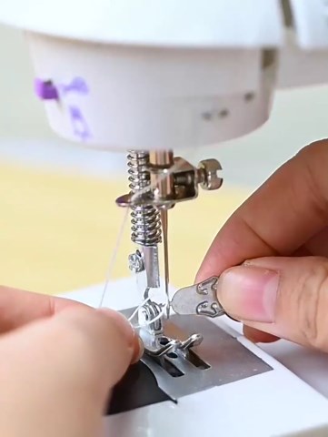 Kucehiup Mini Sewing Machine, Portable Sewing Machine for Beginners