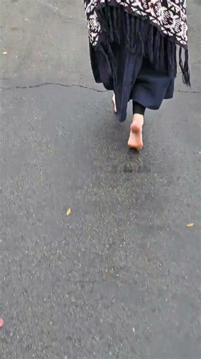 Best friends roommate walking barefoot #feet #toes #barefoot #candid