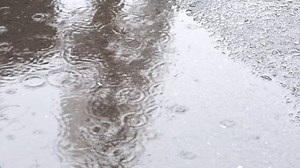 雨 雨滴 水たまり - Free video on Pixabay