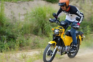 足裏感覚が超大事！ 国際A級ライダーにスーパーカブでオフロード走行するコツを教えてもらった。ライテク・オフロード後編〈若林浩志のスーパー・カブカブ・ダイアリーズ Vol.34〉 - webオートバイ