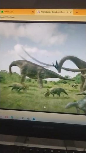 Dinosaurio The Egg travels Disney+