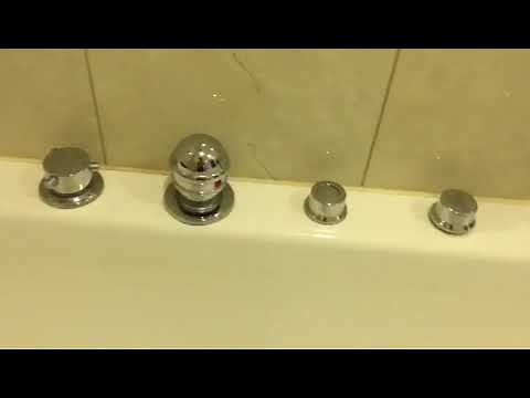 How to use a jacuzzi bathtub