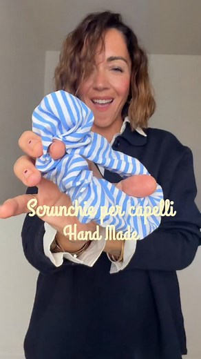 229K views · 370 reactions | Non puoi perderti il tutorial per farti uno scrunchie hand made. Quasi quasi mi viene voglia di farmi crescere i capelli  E ora sappiamo in quale altro modo utilizzare il foulard  Il Camerino #ilcamerino #scrunchie #carrè #foulard #creativo #handmade #hairstyle #acconciatura #capellilunghi | il_camerino_ | Facebook